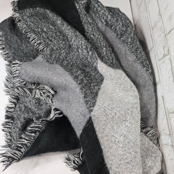 Warm, large blanket scarf - Picture 5 of 7